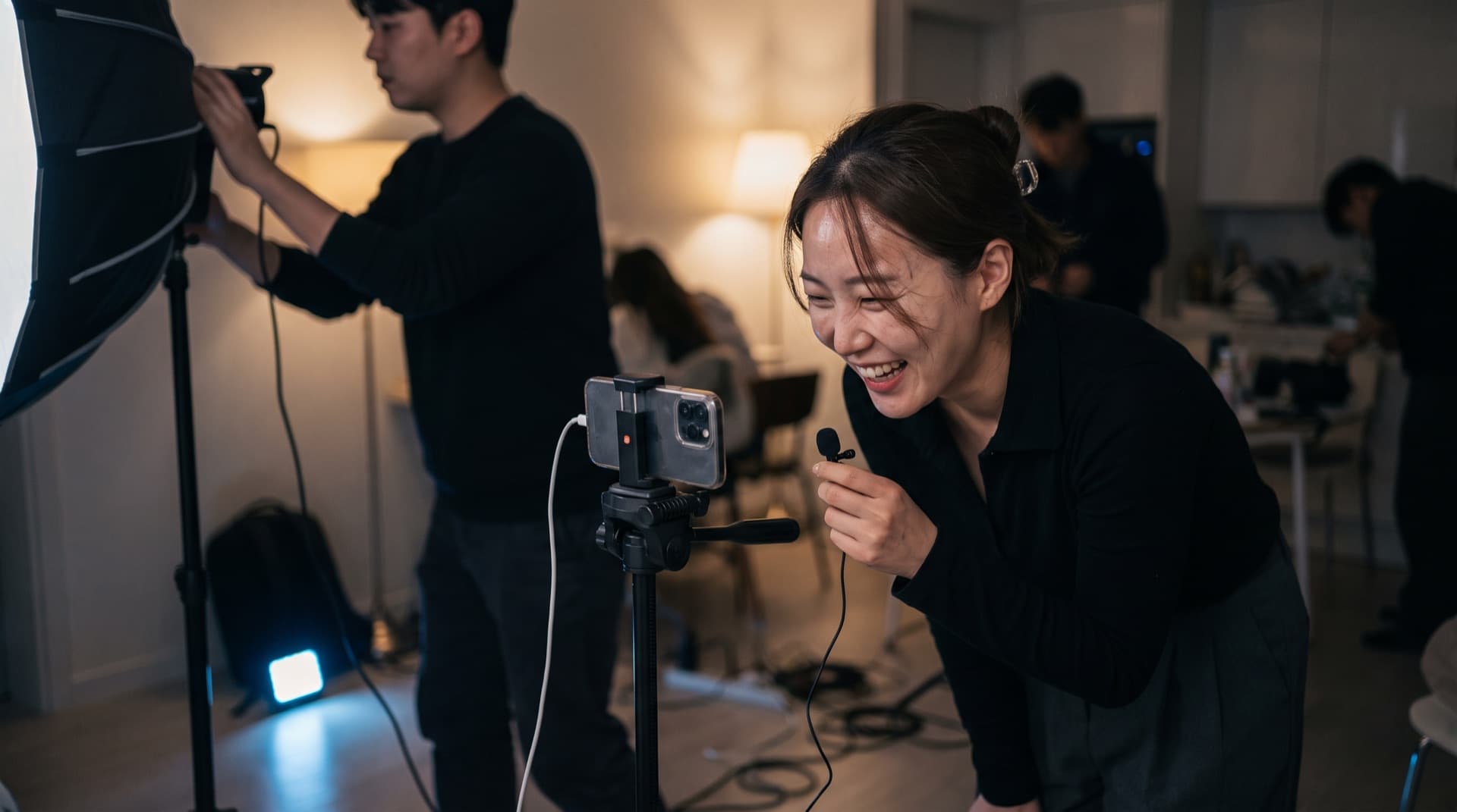 라이브 중에 웃으며 카메라를 보는 크리에이터
