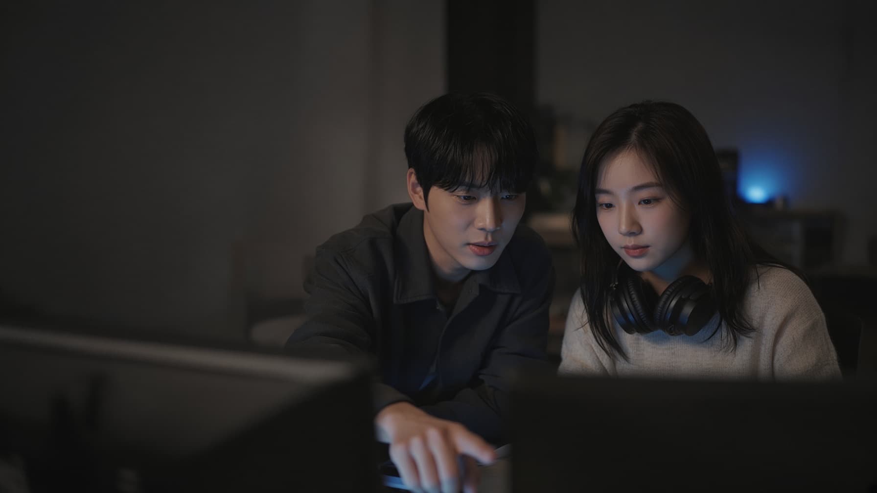 모니터 앞에서 함께 방송을 살피는 두 운영자
